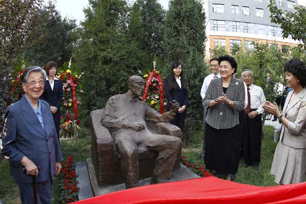 �й��������ξ�ί�T������(w��)ί�T����?x��n)|���Ї����҅f(xi��)����ϯ�F�����I(l��ng)��(d��o)����ͬ������ϯ�ع�L�~���Ļ�xʽ��������  �l(f��)  ������  �z��