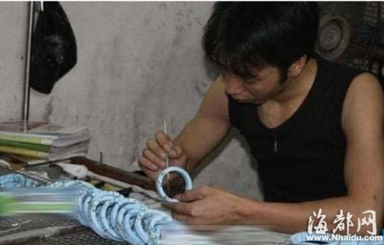 ��ϴ�^�׵�ʯ���˹���ɫ