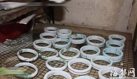 ���^�˹���ɫ��ʯ��