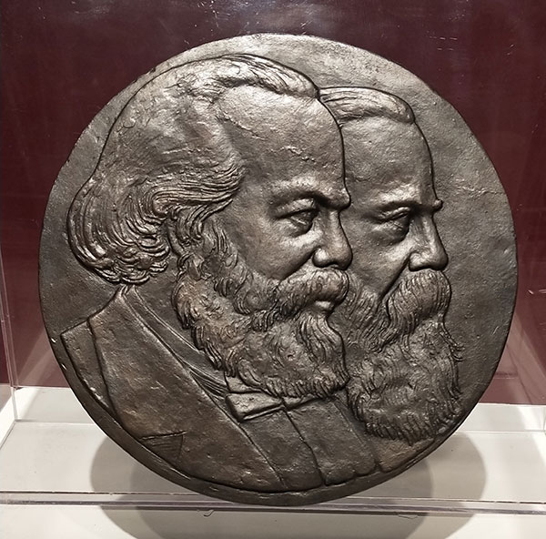 ���_�����R��˹����˹�����񡷣�24cm&times;23.5cm&times;1.5cm���~��1956�ꄓ(chu��ng)���ڱ������Ї����g�^����