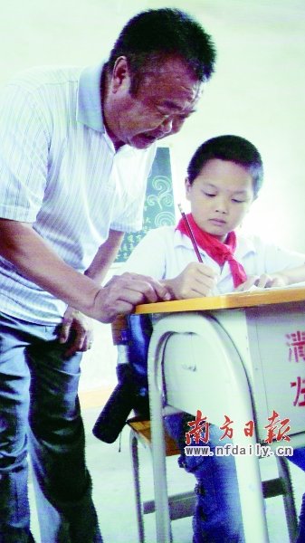 扎根瑤族山區(qū)工作39年 39年以校為家