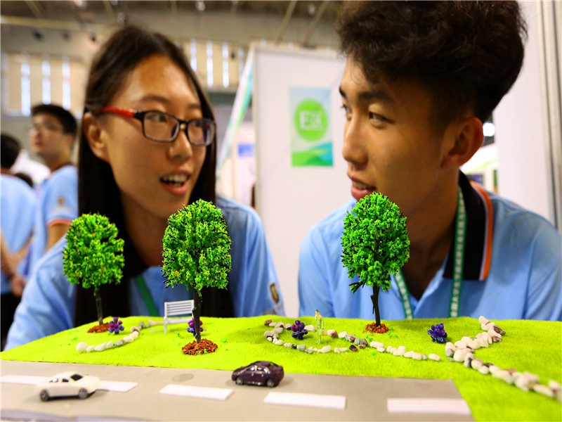 福州大學(xué)學(xué)生展示他們?cè)O(shè)計(jì)的海綿城市一體化路面雨水收集系統(tǒng)。