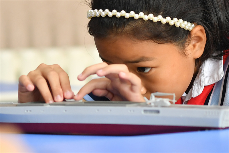 2025��9��25������ɽ�|ʡ���u���б��^(q��)ƽ��·�ڶ�С�W(xu��)�_(k��i)չ�ġ�У�@�Ƽ�֮�⡱���}ϵ�л��(d��ng)����һ���W(xu��)���ڰ��b�ƿ���ģ�͡�