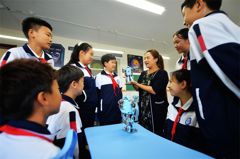 2025��9��25�գ���ɽ�|ʡ���u���б��^(q��)ƽ��·�ڶ�С�W(xu��)�_(k��i)չ�ġ�У�@�Ƽ�֮�⡱���}ϵ�л��(d��ng)�����ώ���W(xu��)�����v��C(j��)���˲ٿ���