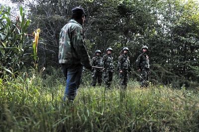 �����������I���Ӊۿh�Ӻ��(zh��n)��ɽ�壬�侯��(zh��n)ʿ�ڴ���Ď��I(l��ng)���M(j��n)ɽ�������һ���ӷ����񂐵���ۙ�� �¾���(b��o)ӛ�� Ѧ�B �z